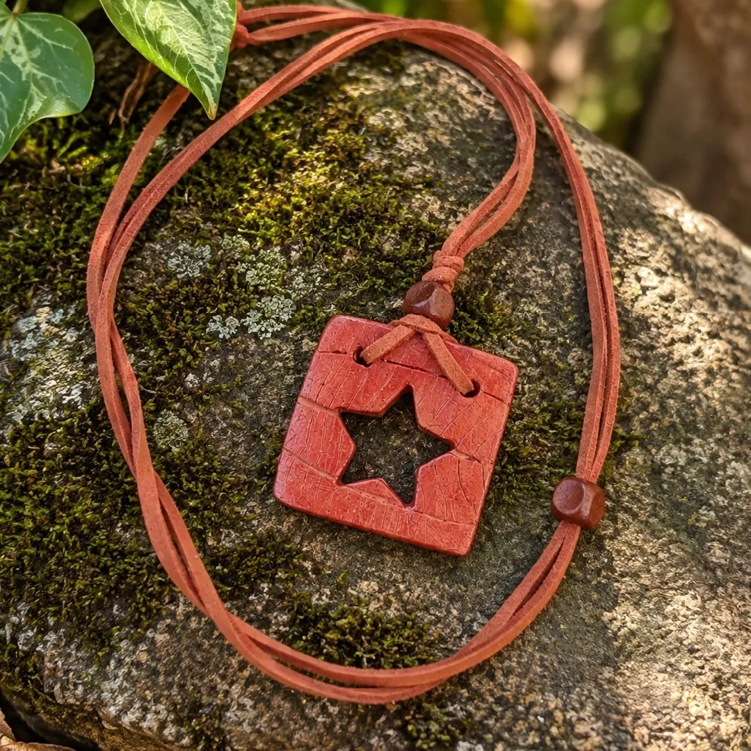 Colar Estrela Vazada em Cerâmica Artesanal