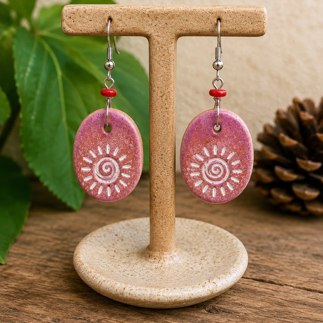 Brinco Artesanal em Cerâmica – Sol Espiral
