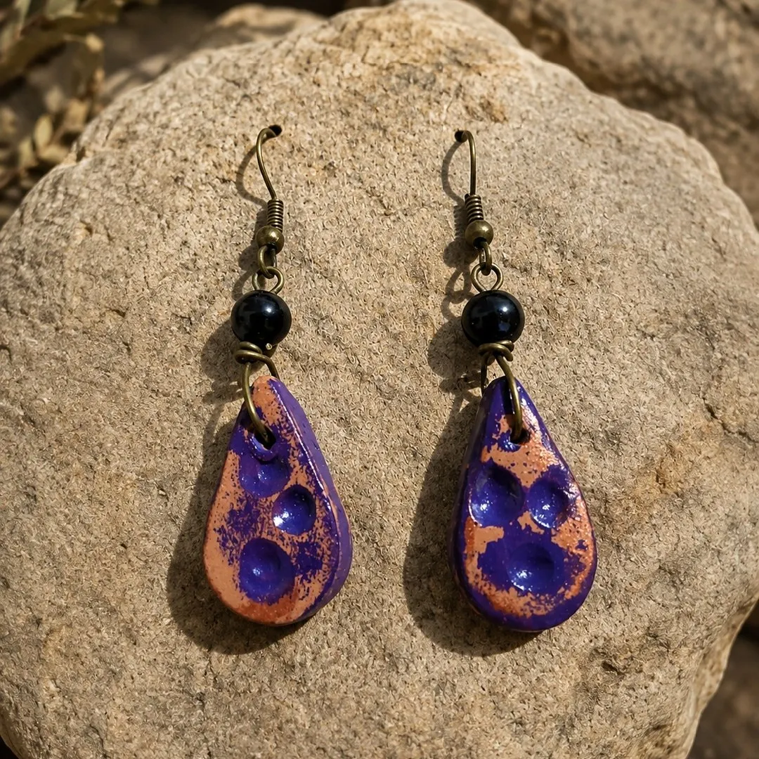 Brinco Artesanal em Cerâmica – Gotas Violetas