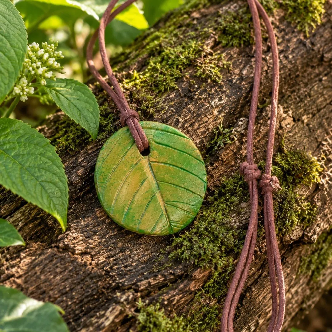 Colar Folha da Floresta em Cerâmica Artesanal