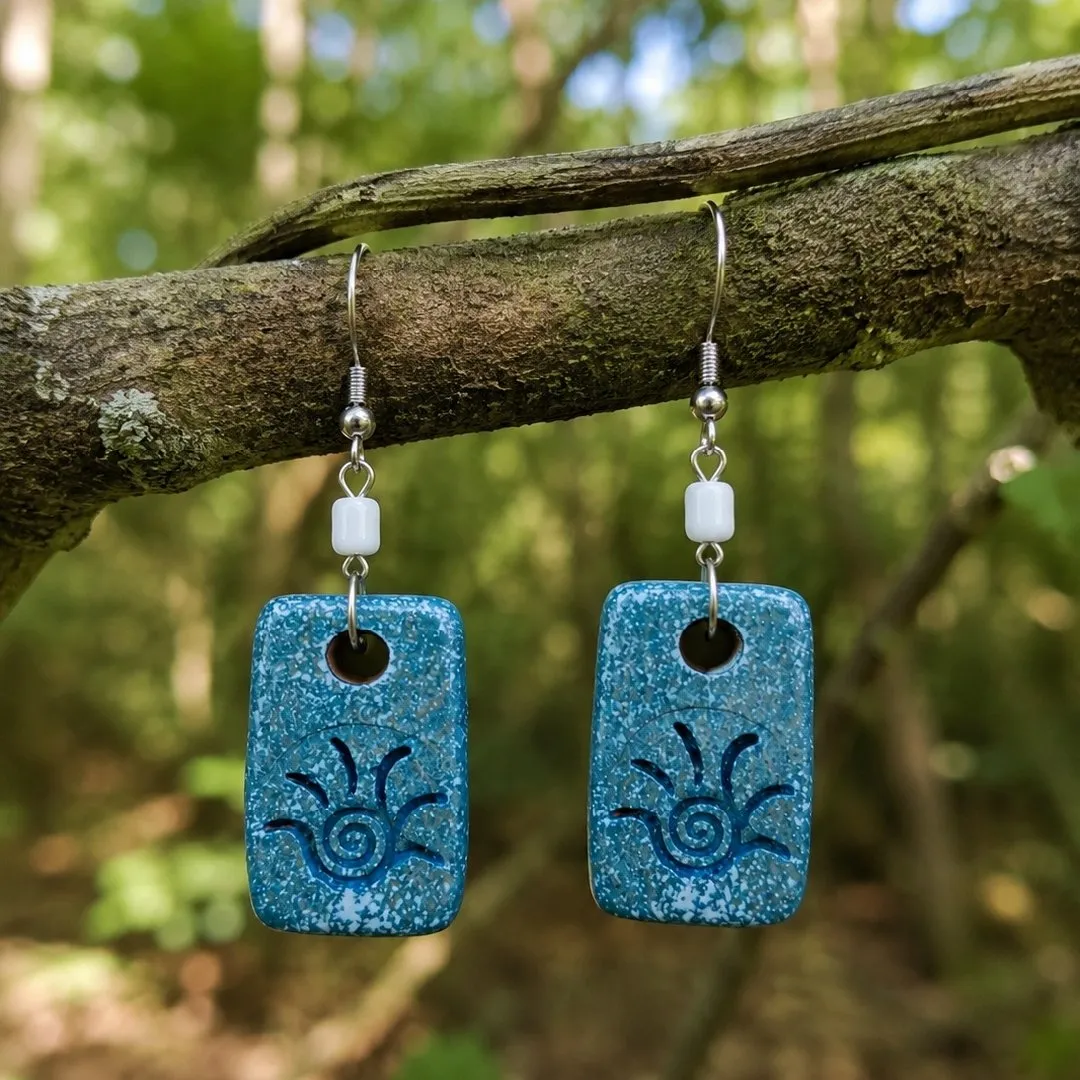 Brinco Artesanal em Cerâmica – Sol Azul