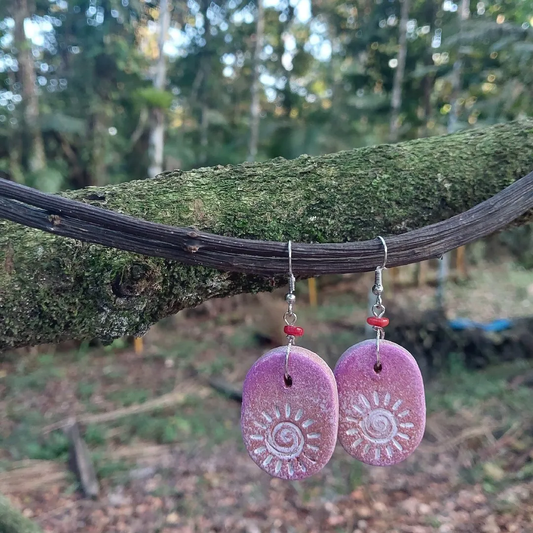Brinco Artesanal em Cerâmica – Sol Espiral - foto 2