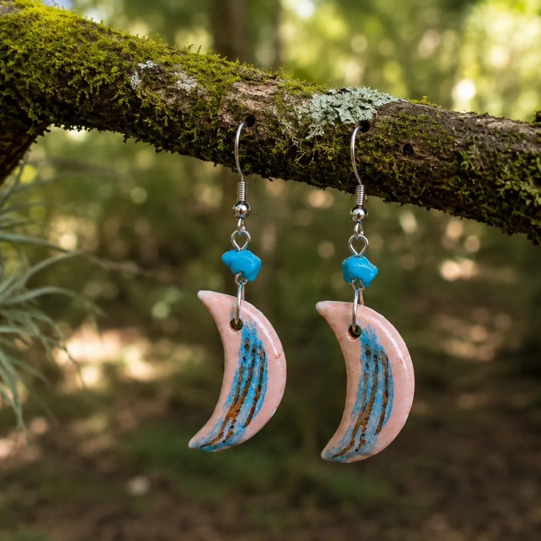 Brinco Artesanal em Cerâmica – Lua Turquesa