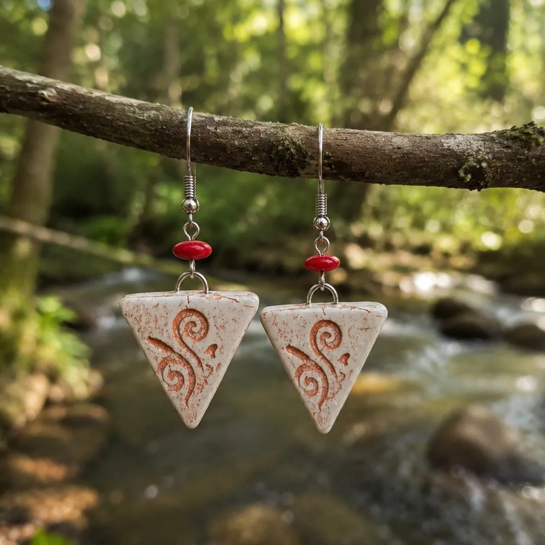 Brinco Artesanal em Cerâmica – Espirais da Terra - artesanato de Nuvem Dourada Biojoias de Cerâmica